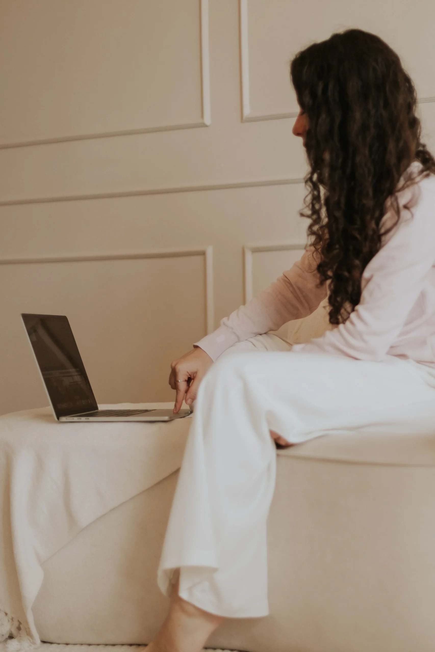 woman trying to design her website byt keeps getting distracted
